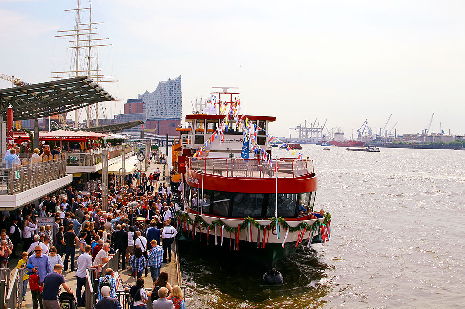 Die Taufe von dem HADAG Schiff Elbphilharmonie an den St. Pauli Landungsbr&uuml;cken