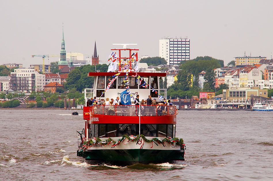 Das HADAG Schiff Elbphilharmonie auf der Elbe in Hamburg