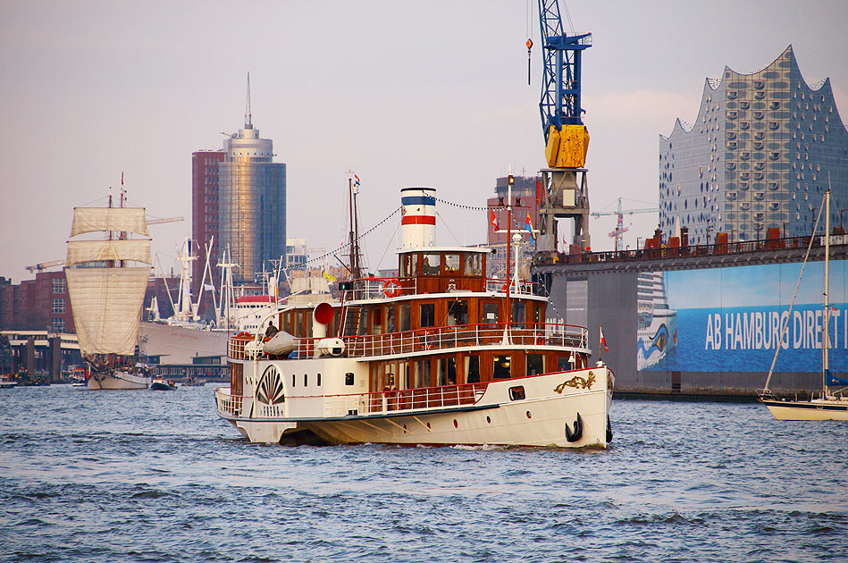 Der Raddampfer Freya in Hamburg auf der Elbe beim Hafengeburtstag