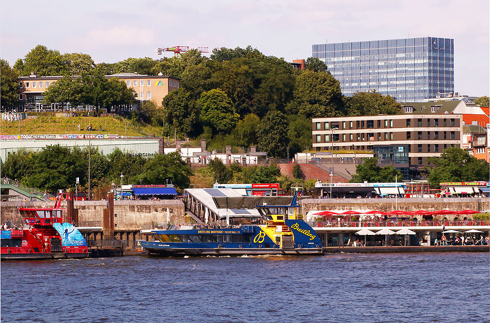 Das HADAG Schiff &Ouml;velg&ouml;nne an den St. Pauli Landungsbr&uuml;cken in Hamburg