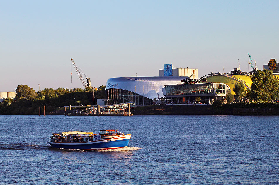 Die Barkasse Hedi vor den St. Pauli Landungsbrücken auf der Elbe