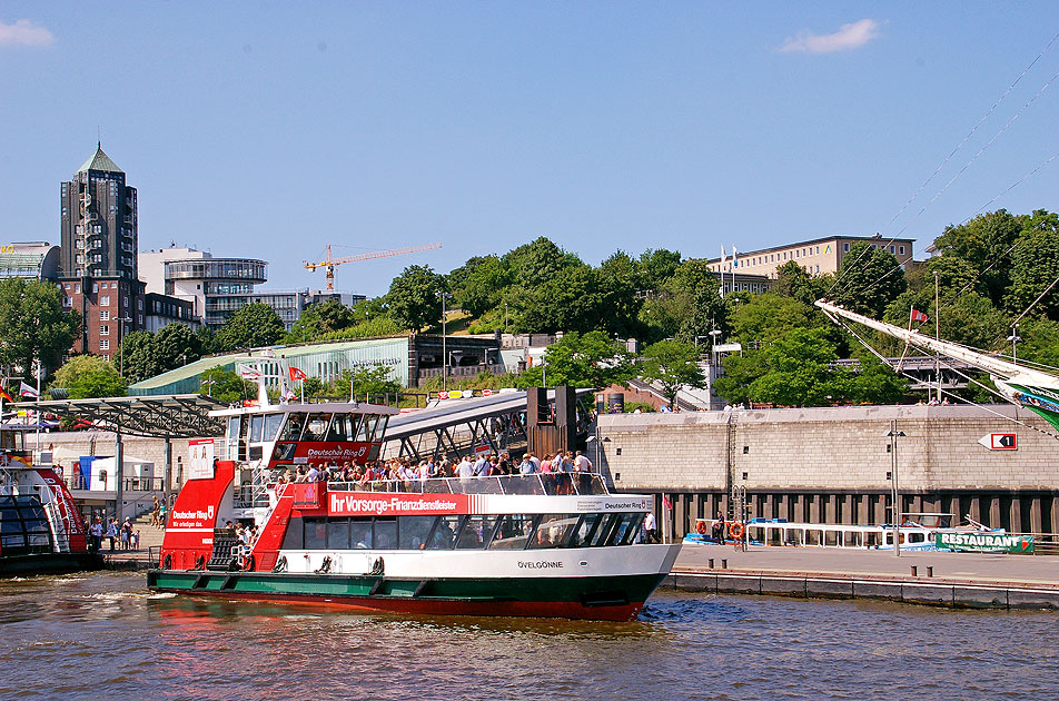 Das HADAG Schiff &Ouml;velg&ouml;nne an den St. Pauli Landungsbr&uuml;cken in Hamburg