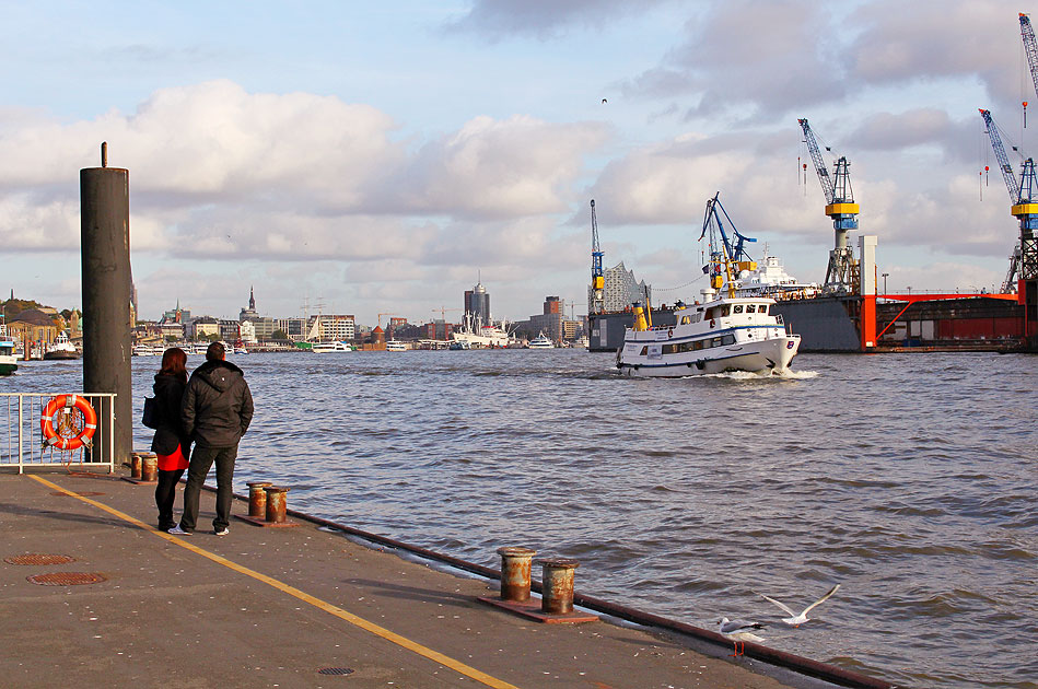 Das Schiff Störtebeker am Altonaer Fischmarkt in Hamburg auf Großer Hafenrundfahrt