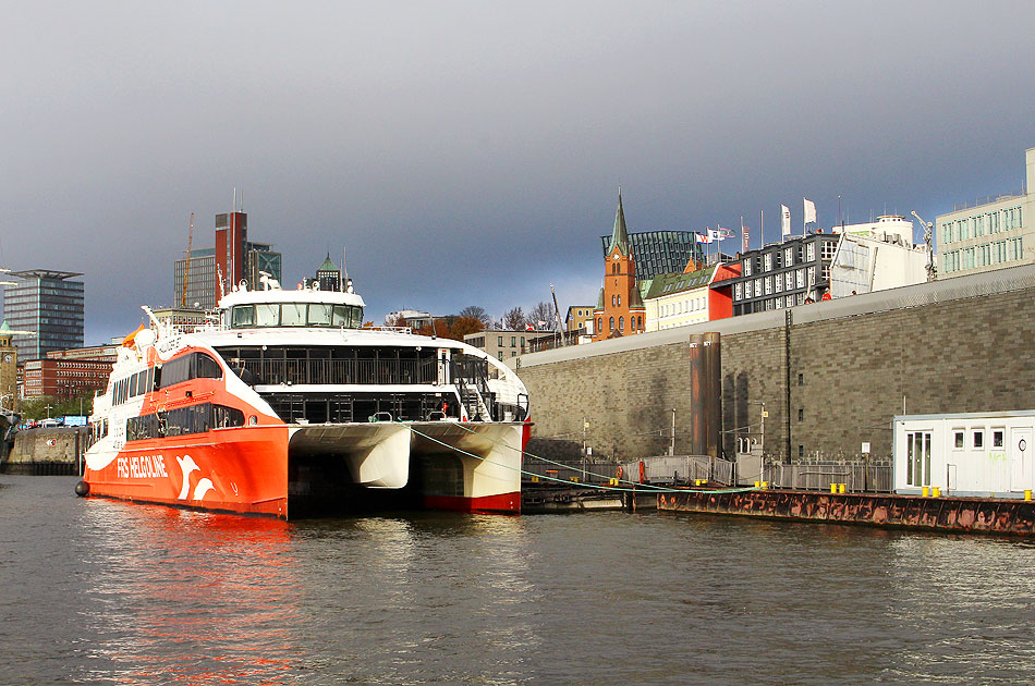 Der Haldunder Jet an den St. Pauli Landungsbrücken in Hamburg