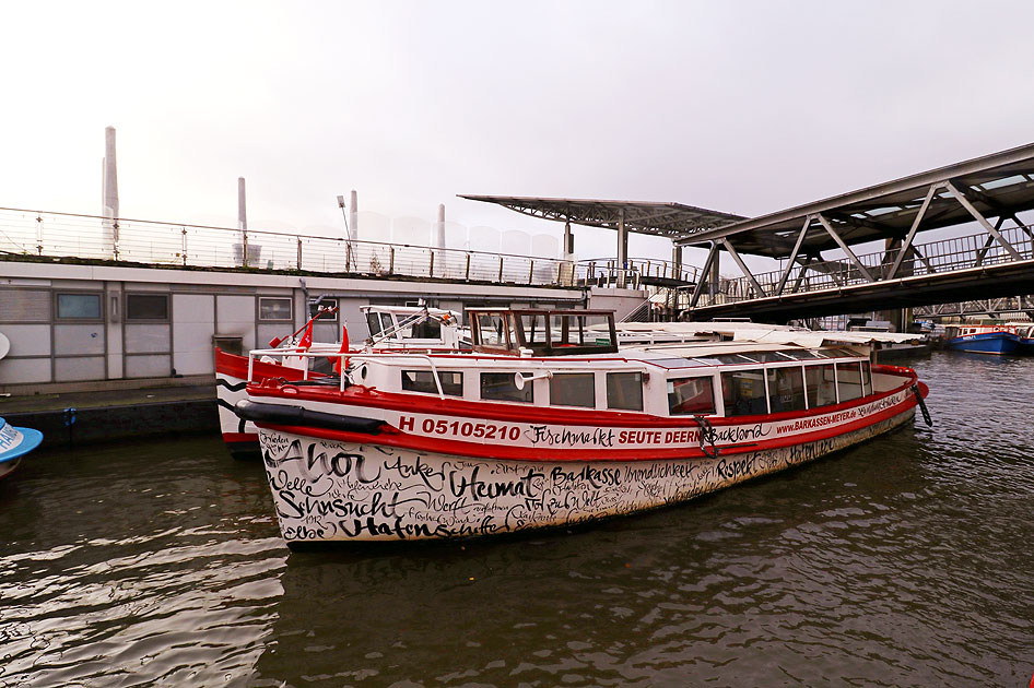 Die Barkasse Seute Deern von Barkassen-Meyer an den St. Pauli Landungsbrücken in Hamburg