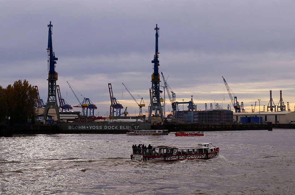 Die Barkasse Lütte Deern von Barkassen-Meyer fährt an den St. Pauli Landungsbrücken in Hamburg auf der Elbe vorbei