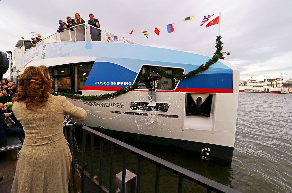Die Taufe vom HADAG Schiff Finkenwerder mit der Taufpatin Carola Veit