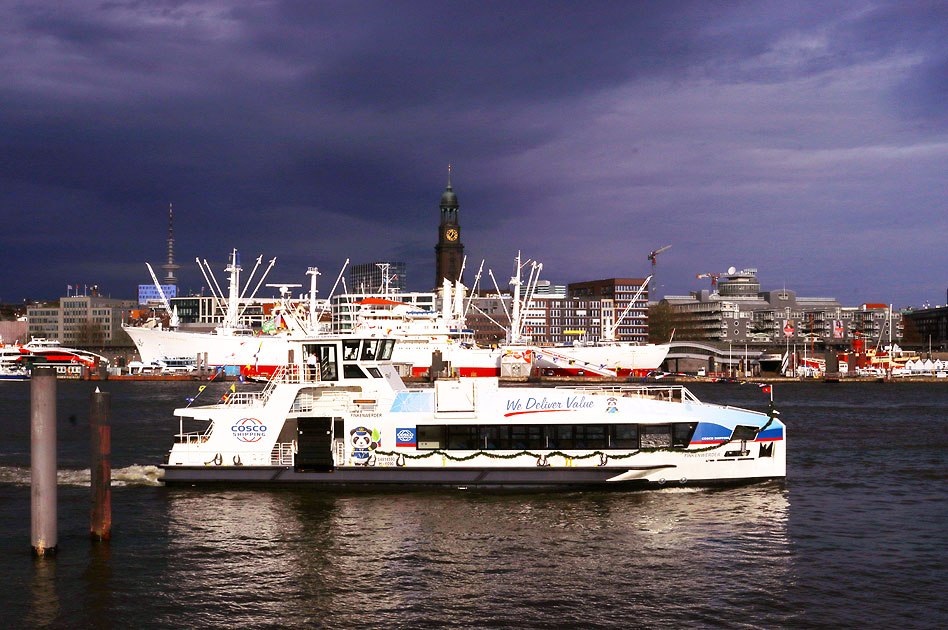 Die HADAG-Fähre Finkenwerder in Hamburg
