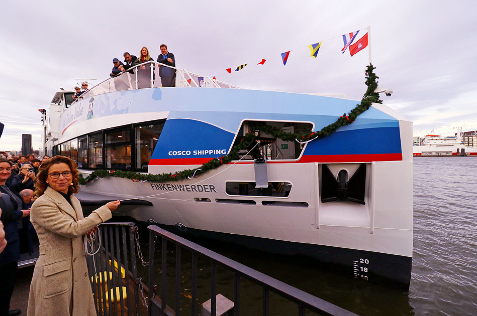 Die Taufe vom HADAG Schiff Finkenwerder mit der Taufpatin Carola Veit