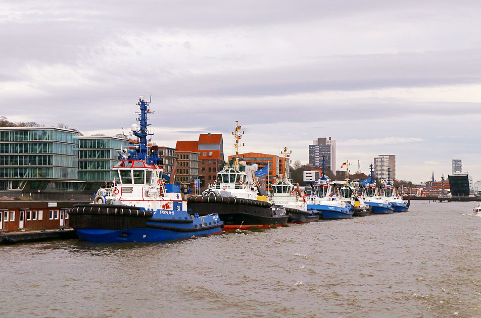 Schlepper im Hamburger Hafen auf der Elbe