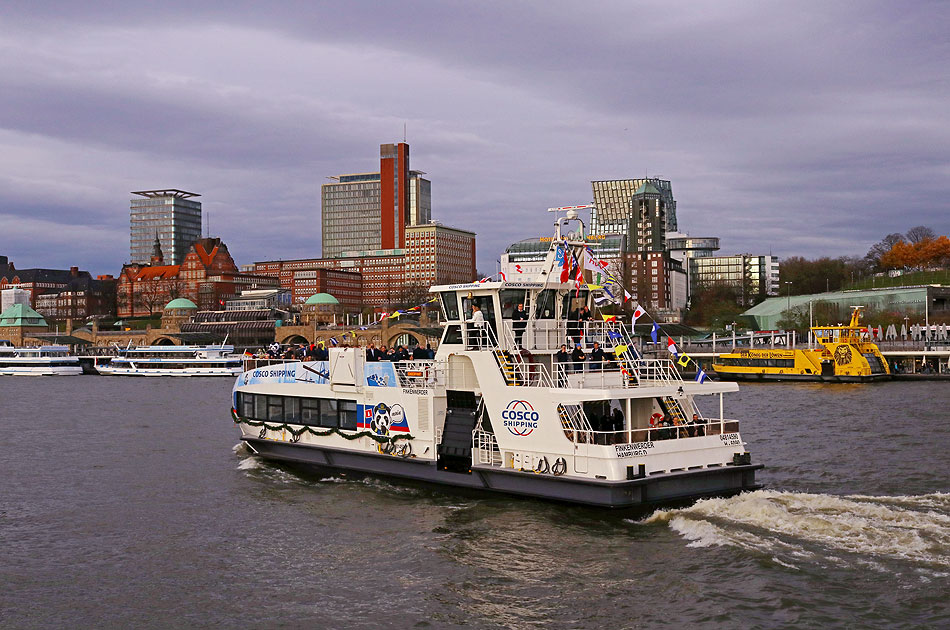 Das HADAG Schiff Finkenwerder vor den St. Pauli Landungsbrücken