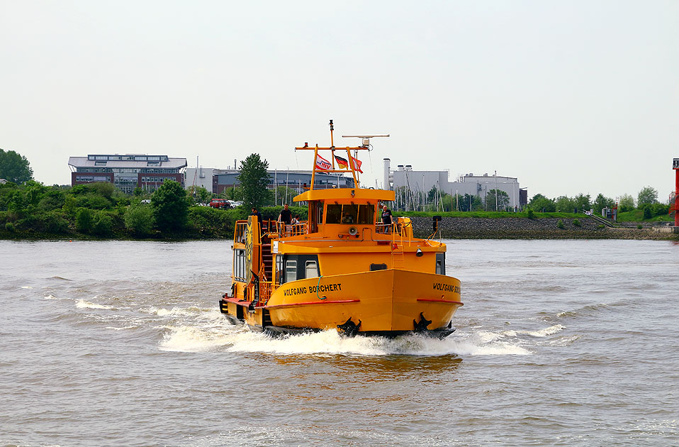 Das HADAG Schiff Wolfgang Borchert vor Teufelsbrück