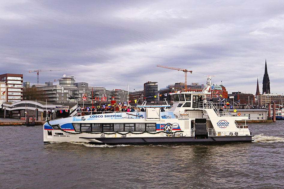 Die HADAG Finkenwerder vor der Überseebrücke in Hamburg