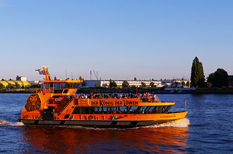 Das HADAG Schiff Altenwerder an den St. Pauli Landungsbrücken in Hamburg