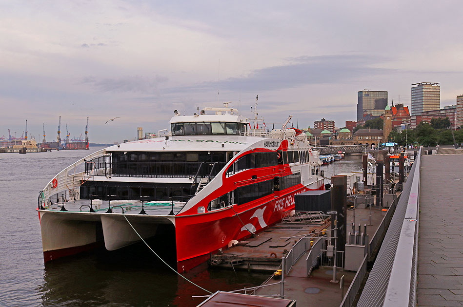 Das Halunderjet an den St. Pauli Landungsbrücken in Hamburg