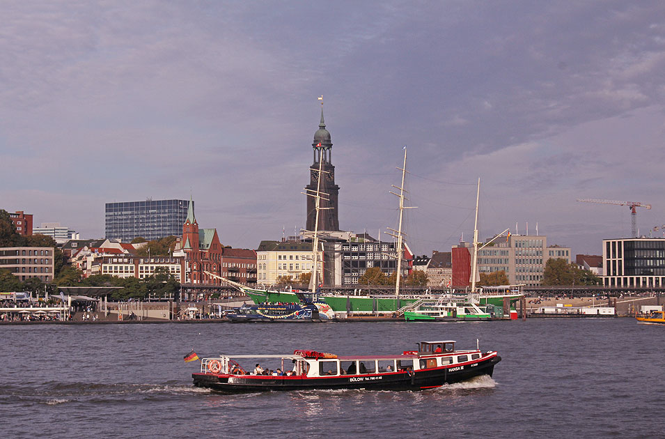 Die Barkassse Hansa III vom Barkassenbetrieb Bülow