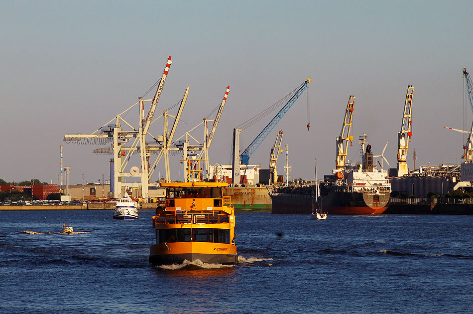 Die HADAG Altenwerder an den St. Pauli Landungsbrücken in Hamburg