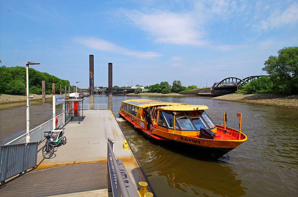 Das HADAG Schiff Rafiki am Anleger Ernst-August-Schleuse