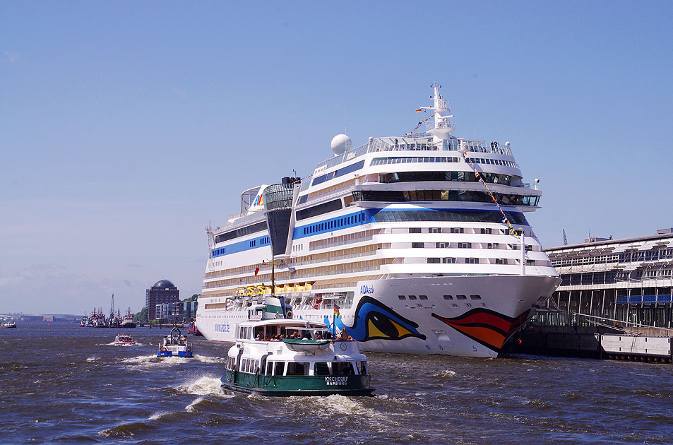 Die Aidasol mit der HADAG Kirchdorf am Kreuzfahrtterminal Altona in Hamburg