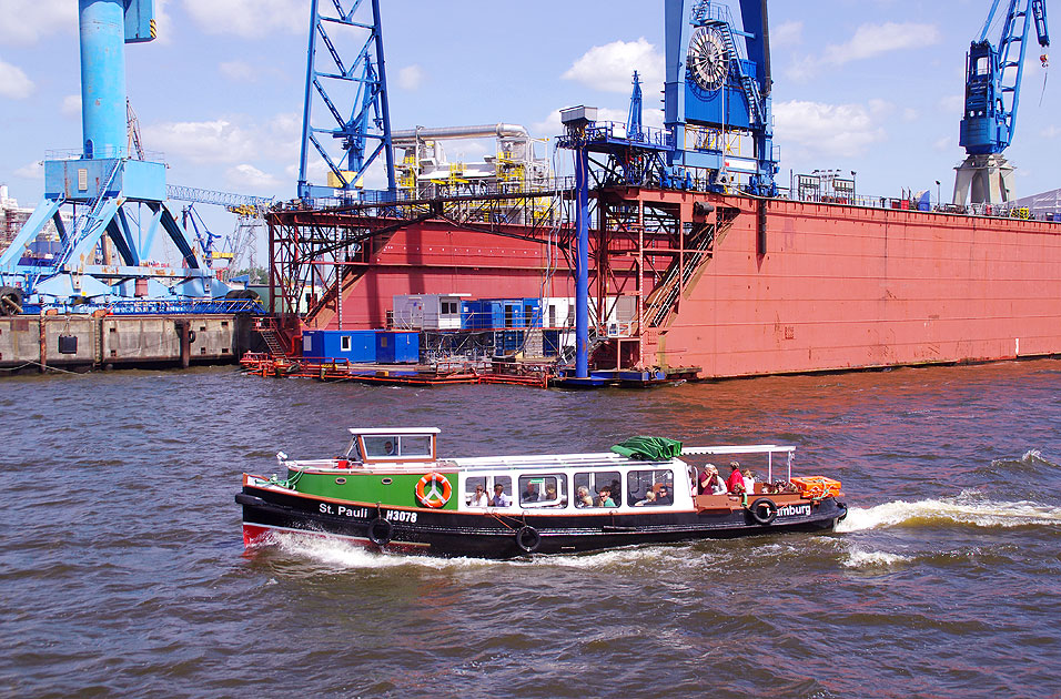 Die Barkassse St. Pauli in Hamburg auf der Elbe