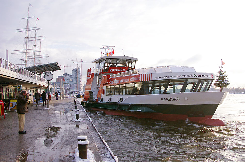 Das HADAG Schiff Harburg an den St. Pauli Landungsbr&uuml;cken