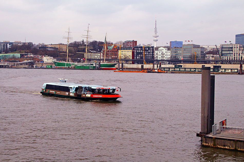 Das HADAG Schiff Reiherstieg in Hamburg auf der Elbe