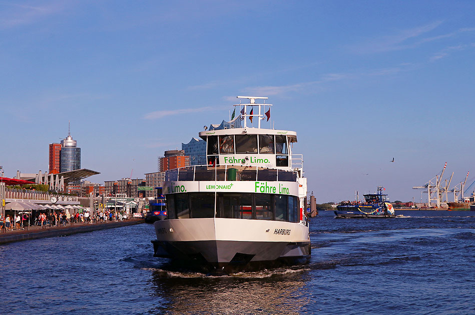 Das HADAG Schiff Harburg in Hamburg auf der Elbe an den St. Pauli Landungsbr&uuml;cken