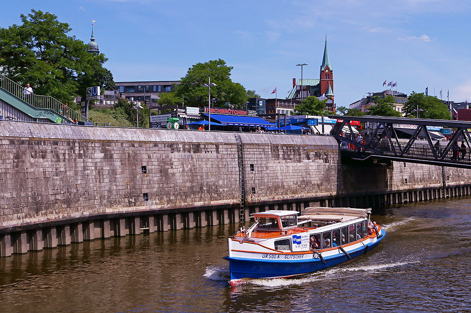 Die Barkasse Ursula Glitscher von Glitscher an den St. Pauli Landungsbrücken