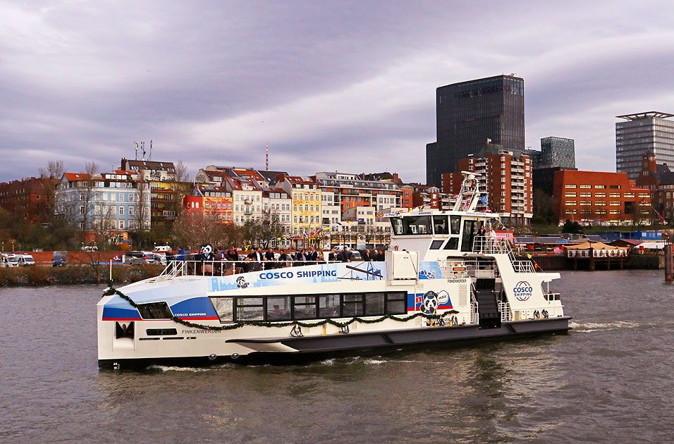 Die HADAG Hafenfähre Finkenwerder auf der Elbe vor der St. Pauli Hafenstraße