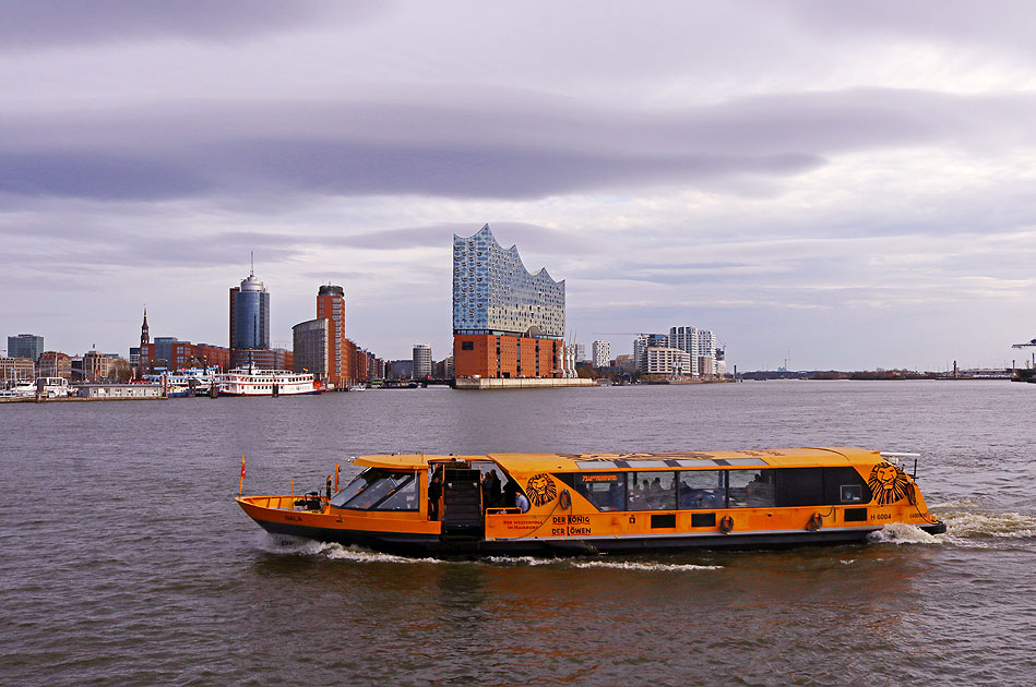 Das HADAG Schiff Nala auf der Elbe in Hamburg