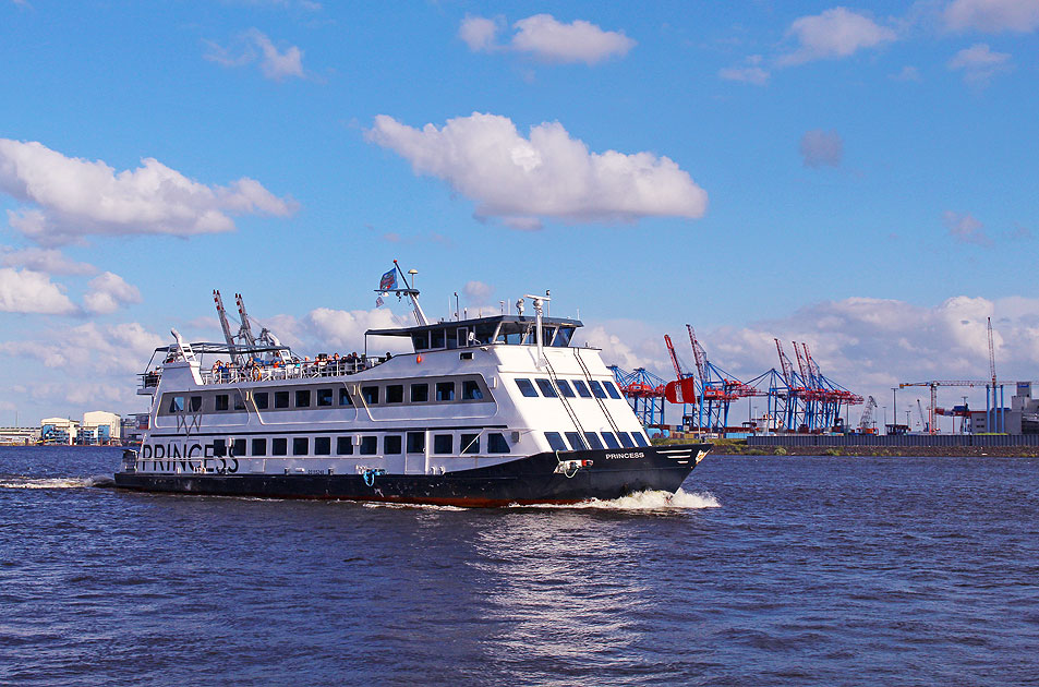 Die MS Princess in Hamburg auf der Elbe