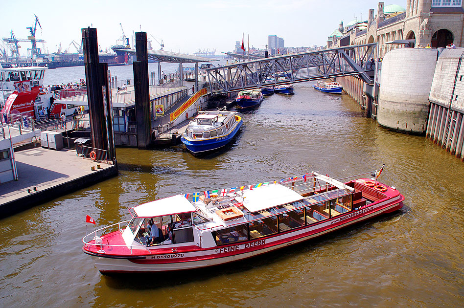 Die Barkasse Feine Deern an den St. Pauli Landungsbrücken in Hamburg