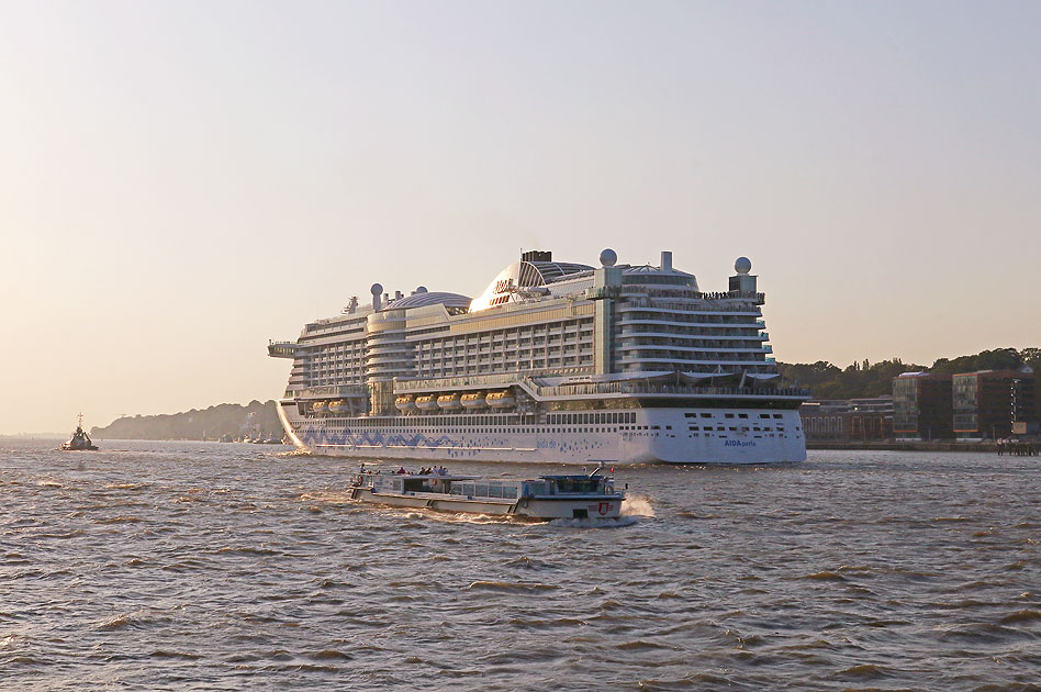 Die Aidaperla, ein Kreuzfahrtschiff, verlässt den Hamburger Hafen