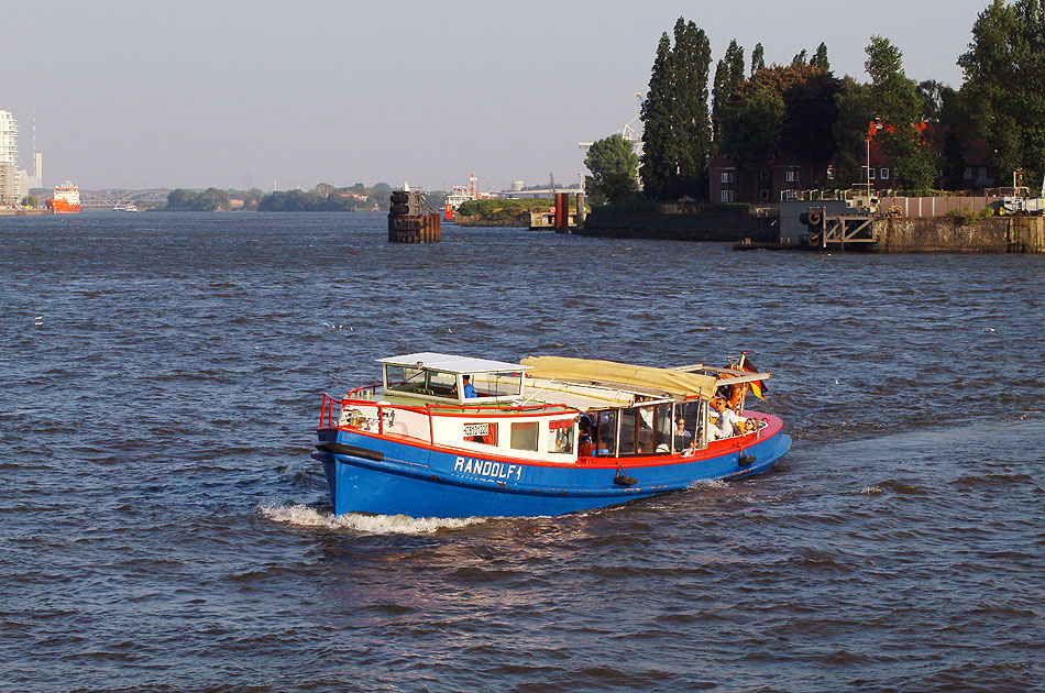 Die Barkasse Randolf 1 in Hamburg auf der Elbe vor den St. Pauli Landungsbrücken