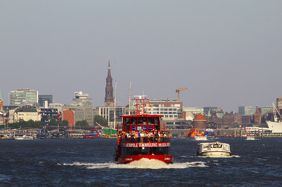 Das HADAG Schiff Elbmeile auf der Elbmeile in Hamburg mit der St. Katharinen Kirche