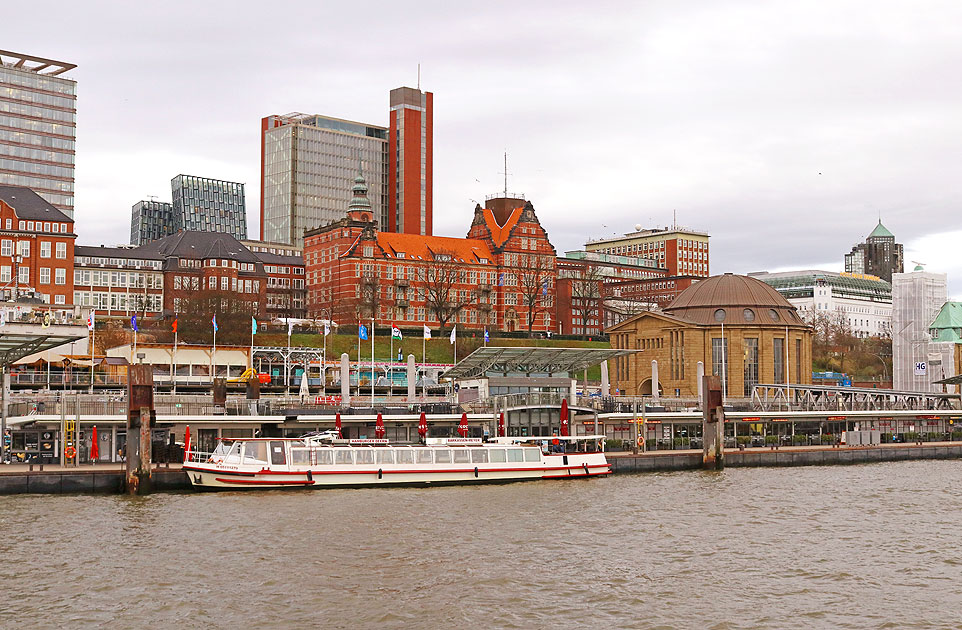 Die Hamburger Deern vor der Brücke 8 an dne St. Pauli Landungsbrücken in Hamburg
