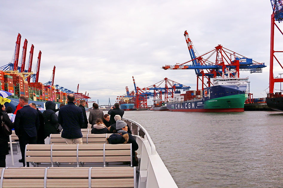 Die Jungfernfahrt der HADAG Finkenwerder im Waltershofer Hafen mit dem Containerschiff CMA CGA Ermitage