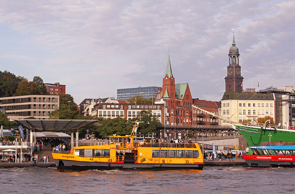 Das HADAG Schiff Falkenstein an den St. Pauli Landungsbr&uuml;cken