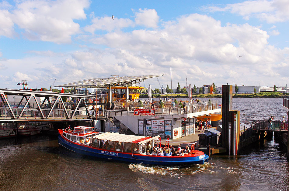 Die Barkasse Nordsee VII von Kapitän Prüsse an den St. Pauli Landungsbrücken in Hamburg