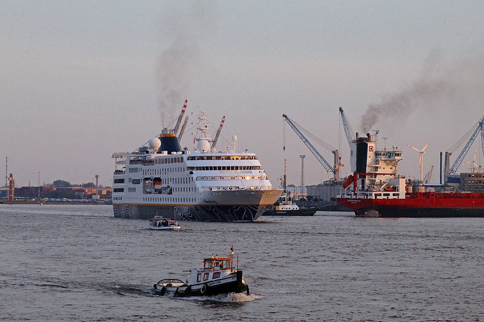 Das Kreuzfahrtschiff Hamburg von Plantours vor den Landungsbrücken