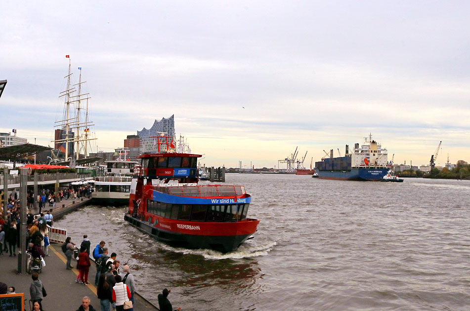 Das HADAG Schiff an den St. Pauli Landungsbr&uuml;cken