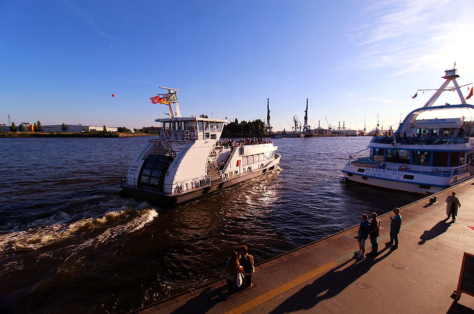 Das HADAG Schiff Harburg an den St. Pauli Landungsbr&uuml;cken