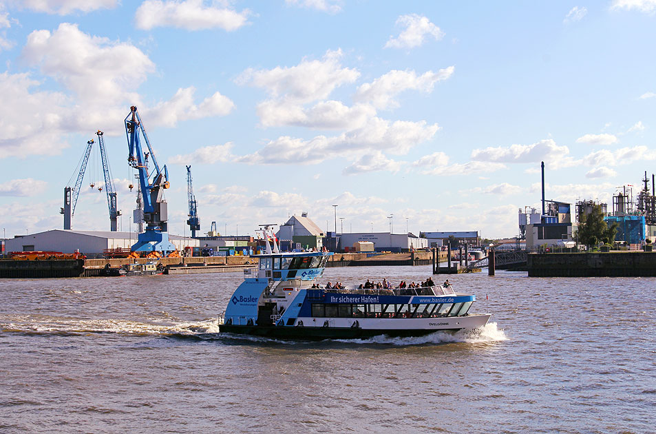 Das HADAG Schiff Övelgönne zwischen Elbphilharmonie und Arningstraße