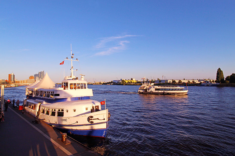 Das Partyboot "MS Tonne" an den St. Pauli Landungsbr&uuml;cken in Hamburg