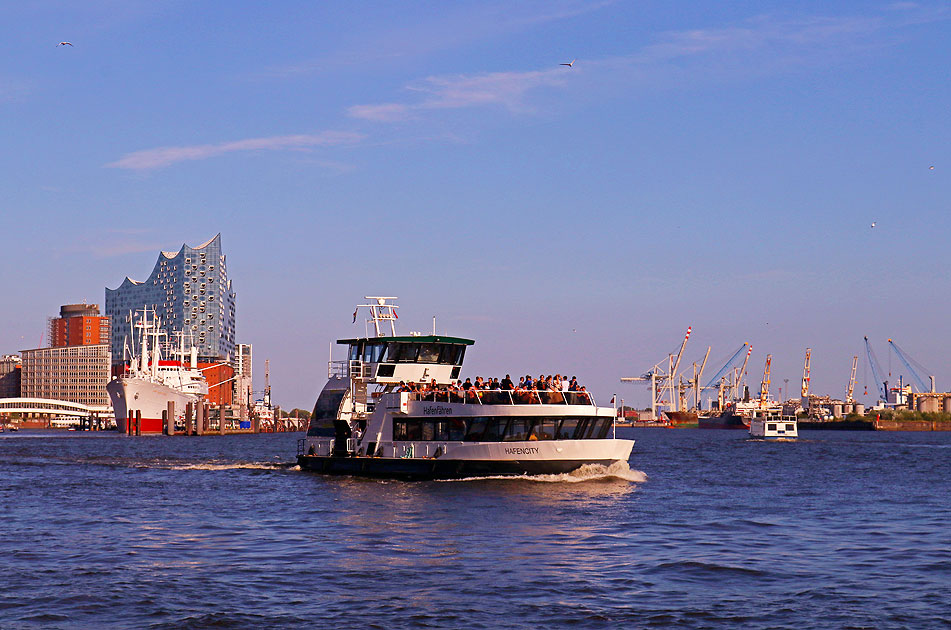 Das HADAG Schiff Hafencity an den St. Pauli Landungsbrücken