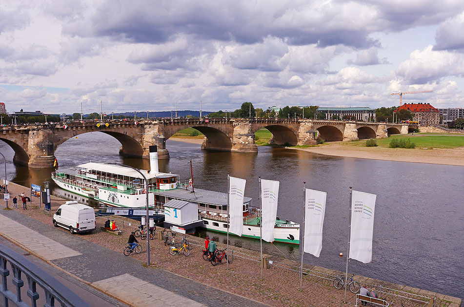 Das Schiff Dresden der Sächsischen Dampfschiffahrt / Weiße Flotte Sachsen in Dresden am Terassenufer