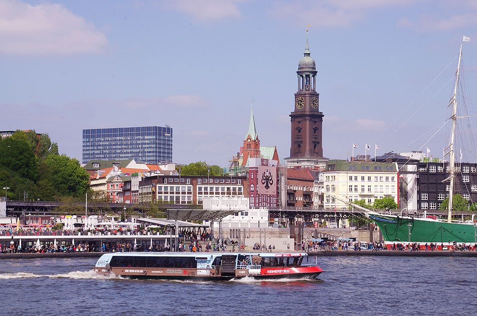 Das HADAG Schiff Reiherstieg an den St. Pauli Landungsbrücken in Hamburg mit dem Michel