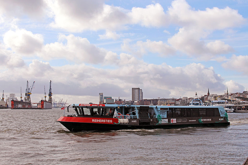 Das HADAG Schiff Reiherstieg an den Landungsbrücken