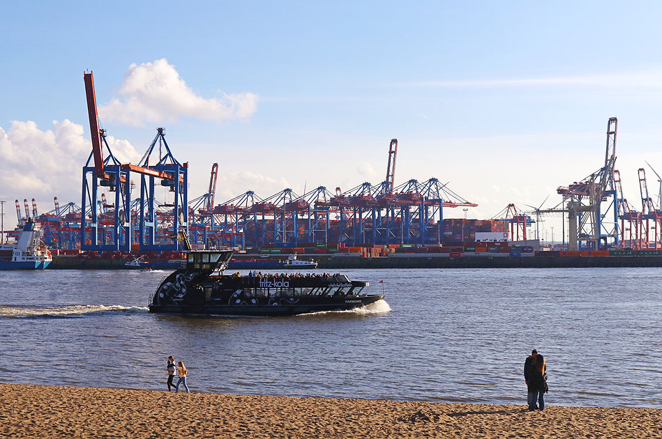 Das HADAG Schiff Harmonie auf der Elbe bei &Ouml;velg&ouml;nne