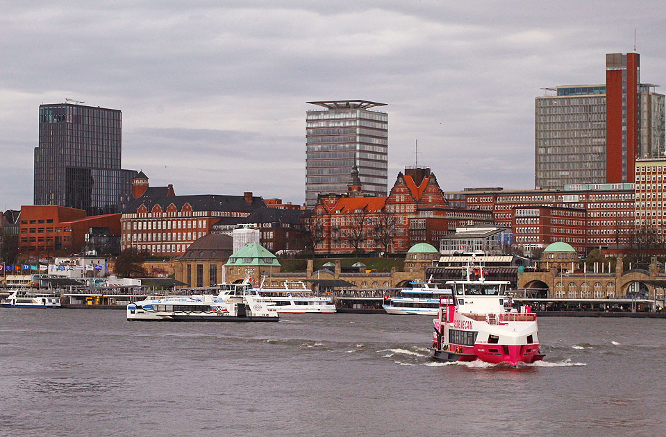 Die HADAG Schiffe Finkenwerder und Neuland vor den Landungsbrücken